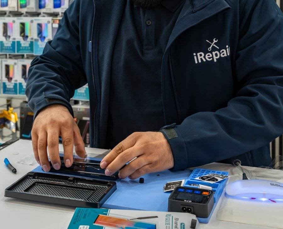 Home 1 Image of iRepair's Techniciian who is repairing a phone