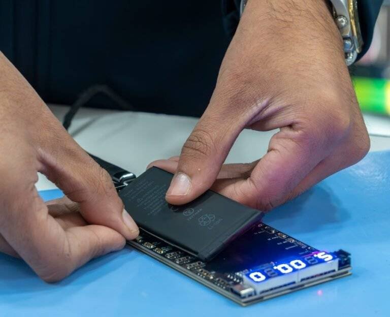 Home 5 Image of iRepair's Techniciian who is repairing a phone