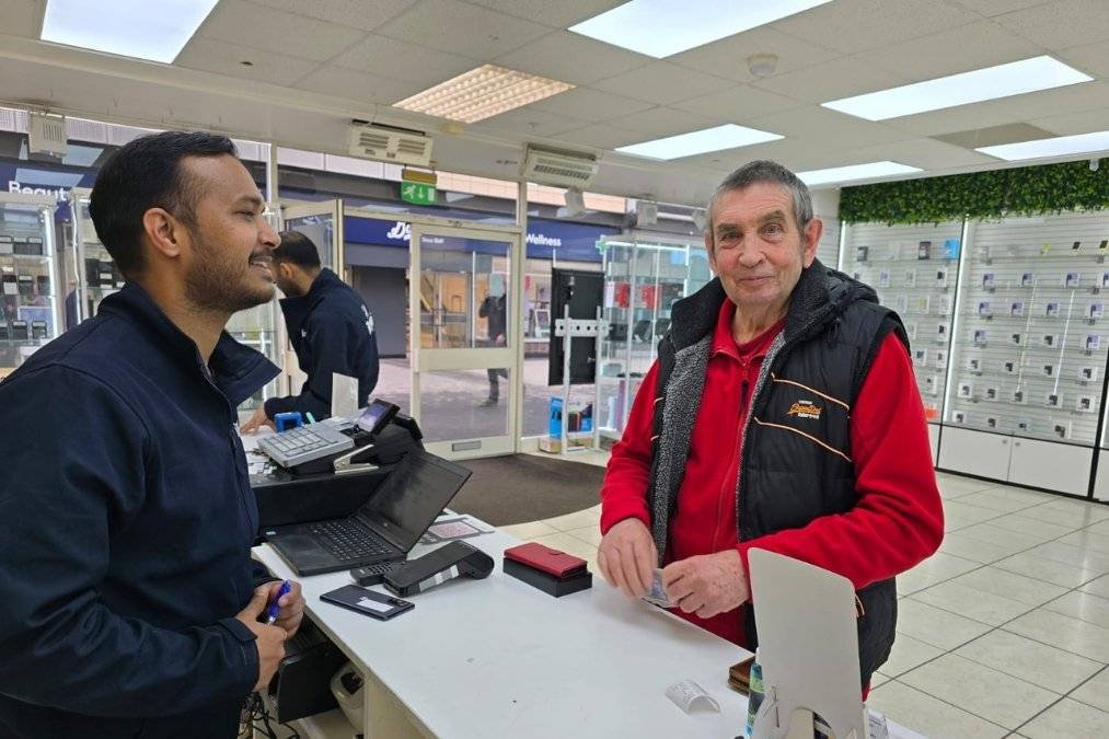 Home 25 Inside pic of iRepair Mobile basingstoke's outlet